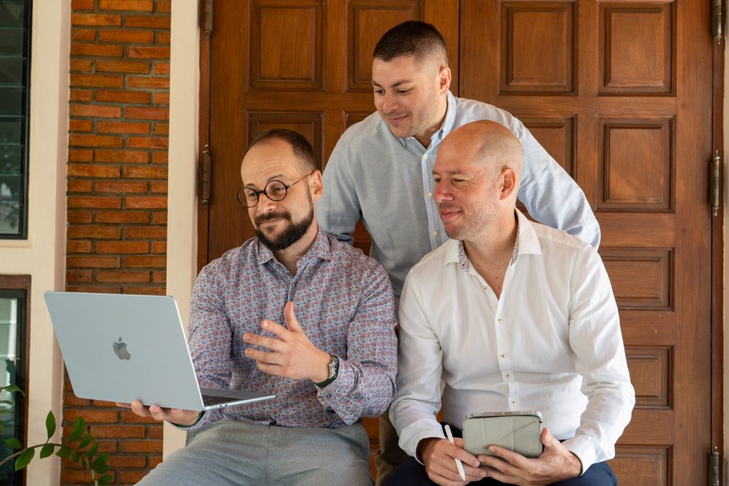Das Team von Kontaktkompass bei der strukturierten B2B-Akquise